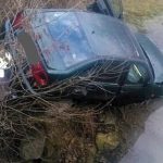 A cazut cu masina in albia unui parau dupa ce puntea din lemn construita de el s a rupt