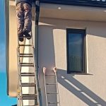 A suferit o rana deschisa la cap dupa ce a cazut de pe sura de la 5 metri inaltime