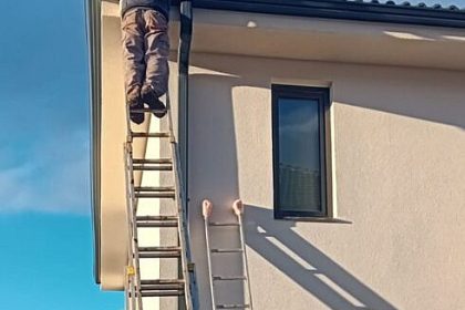 A suferit o rana deschisa la cap dupa ce a cazut de pe sura de la 5 metri inaltime