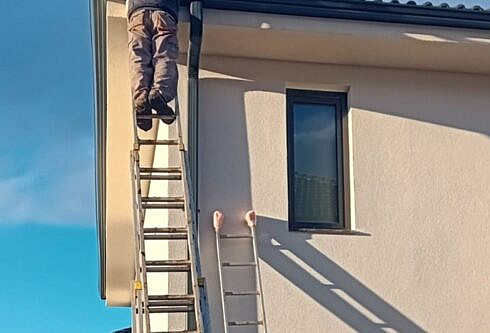 A suferit o rana deschisa la cap dupa ce a cazut de pe sura de la 5 metri inaltime