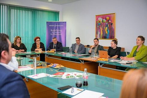 Doua Romanii succes in afaceri disparitate in educatie