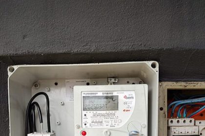 Instalatie ilegala de furt de energie descoperita in peretele unei pensiuni din Horodnic de Jos Proprietara a fost acuzata penal