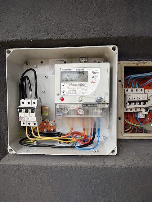 Instalatie ilegala de furt de energie descoperita in peretele unei pensiuni din Horodnic de Jos Proprietara a fost acuzata penal