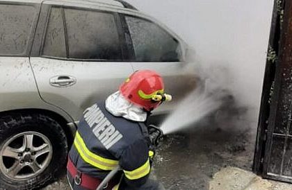 Masina a prins foc in timpul mersului pe un bulevard din Suceava