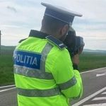 Oprit pentru viteza si descoperit cu permisul suspendat