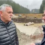 Patru familii cu 10 membri dintre care trei copii au fost temporar izolate intr un catun din Ostra Autoritatile locale vor organiza transportul acestora