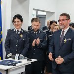 Prefectul Traian Andronachi a fost disting cu cea mai inalta onorificenta a Arhiepiscopiei Crucea Bucovinei iar sefa Serviciului de Pasapoarte Suceava a primit Ordinul Musatinilor foto