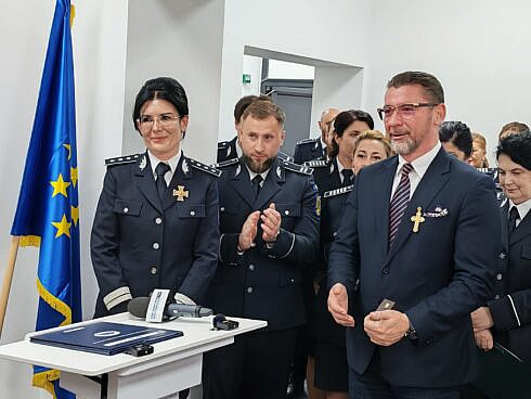 Prefectul Traian Andronachi a fost disting cu cea mai inalta onorificenta a Arhiepiscopiei Crucea Bucovinei iar sefa Serviciului de Pasapoarte Suceava a primit Ordinul Musatinilor foto