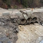 Restrictii de circulatie pe DJ 177A la intrarea in Ostra dinspre Stulpicani Avarie la podul provizoriu din tuburi de beton Traficul usor este deviat pe un drum comunal iar cel greu este redirectionat prin Malini sau Vatra Dornei
