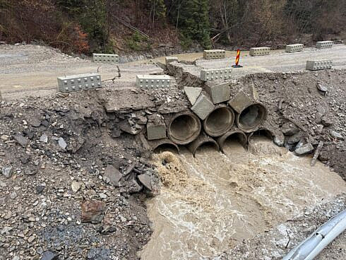 Restrictii de circulatie pe DJ 177A la intrarea in Ostra dinspre Stulpicani Avarie la podul provizoriu din tuburi de beton Traficul usor este deviat pe un drum comunal iar cel greu este redirectionat prin Malini sau Vatra Dornei