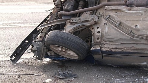 S a facut de ras in fata concubinei a scos o la plimbare cu Audio ul desi nu avea permis s a rasturnat in curtea unei firme din Marginea si apoi a fugit de la locul accidentului