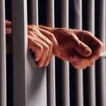 Scoaterea din bratele sotului si incarcerarea pentru conducerea unei masini fara permis