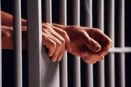 Scoaterea din bratele sotului si incarcerarea pentru conducerea unei masini fara permis