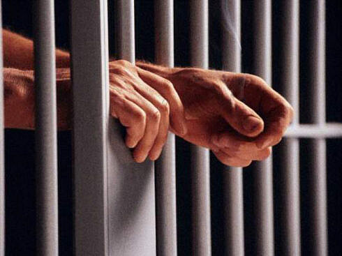 Scoaterea din bratele sotului si incarcerarea pentru conducerea unei masini fara permis