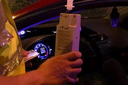 Soferita bauta oprita de politisti la ora 2 noaptea pe o strada din Burdujeni
