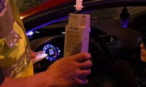 Soferita bauta oprita de politisti la ora 2 noaptea pe o strada din Burdujeni