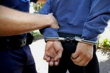 Soferul care a intrat cu masina intr o banca dintr un parc din Suceava dupa o urmarire in trafic si depasiri riscante a fost arestat