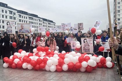 Sute de participanti la Marsul pentru Viata din Suceava Prefectul Adronachi a fost prezent insotit de cele doua fiice ale sale FOTO
