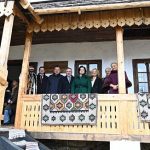 Traditiile de Paste pastrate cu sfintenie de liberalii din Suceava Echipa PNL Suceava la inaugurarea Festivalului National al Oulor Incondeiate de la Ciocanesti foto
