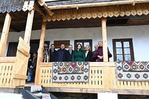 Traditiile de Paste pastrate cu sfintenie de liberalii din Suceava Echipa PNL Suceava la inaugurarea Festivalului National al Oulor Incondeiate de la Ciocanesti foto
