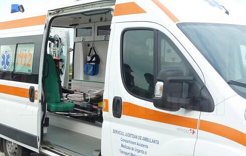 Un conducator auto baut a lovit cu masina doua fete de 16 si 19 ani la Tisaui