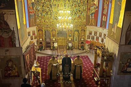 Un credincios care nu poate mergi la biserica duminica il intreaba pe IPS Calinic daca se poate mantui participand doar sambata