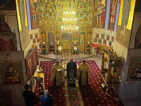 Un credincios care nu poate mergi la biserica duminica il intreaba pe IPS Calinic daca se poate mantui participand doar sambata