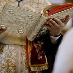 Un credincios din Suceava vrea sa afle de la IPS Calinic de ce oamenii se cearta intre ei in ciuda rugaciunilor preotilor pentru iubire la slujbe