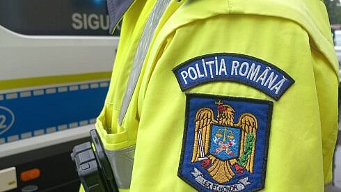 Un tanar de 20 de ani fara permis oprit de politisti in trafic a incercat sa evadeze folosind o metoda demna de filmele cu Stan si Bran