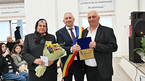 cuplurile de aur din vicovu de sus au fost premiate de primarul vasile iliut aceste cupluri reprezinta un exemplu de devotament respect si familie pentru intreaga noastra comunitate