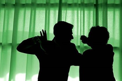 doi barbati din vatra moldovitei au fost arestati dupa ce au agresat un consatean politia s a autosesizat dupa ce a observat o transmisie live pe internet