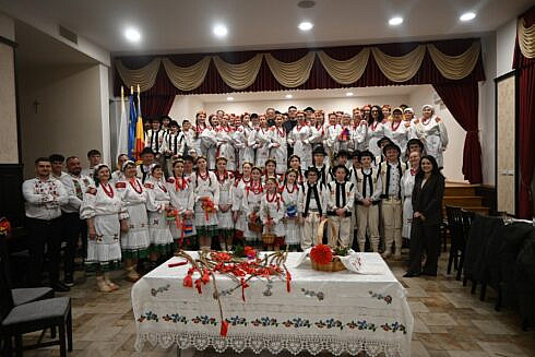 traditii pascale in comunitatea poloneza din bucovina ateliere de impletire a smiergustului bice la solonetu nou baieii au impletit smiergust iar fetele au invatat sa confectioneze cosulete din hartie creponata