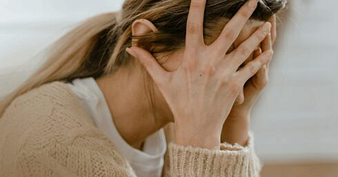 A agresat o pe sotia sa si a incercat sa i aplice o pedapsa cu un lemn gasit in curte In final a fost evacuat din casa de politie si va fi tras la raspundere penala pentru faptele sale