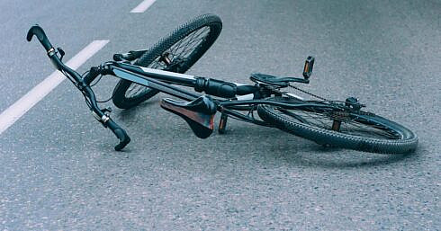 Accident intre biciclisti in comuna Malini O femeie a fost transportata la spital