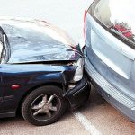 Accident intre doua masini pe E85 la Vadu Moldovei din cauza unei incalcari a regulilor de circulatie de catre un sofer care incerca sa iasa din parcarea unui magazin