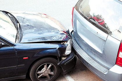 Accident intre doua masini pe E85 la Vadu Moldovei din cauza unei incalcari a regulilor de circulatie de catre un sofer care incerca sa iasa din parcarea unui magazin