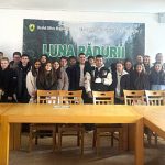 Activitate de educatie forestiera realizata de elevii scolilor gimnaziale Vatra Moldovitei si Bogdan Voda din Radauti la Ocolul Silvic Moldovita foto