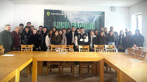 Activitate de educatie forestiera realizata de elevii scolilor gimnaziale Vatra Moldovitei si Bogdan Voda din Radauti la Ocolul Silvic Moldovita foto