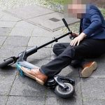 Amenda de 620 de lei pentru un adolescent de 17 ani care a calcat baut pe trotineta electrica a cadut si s a rupt un deget