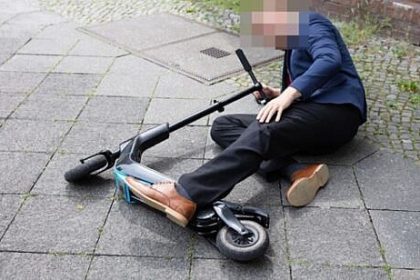 Amenda de 620 de lei pentru un adolescent de 17 ani care a calcat baut pe trotineta electrica a cadut si s a rupt un deget