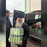 Aproape 1000 de varstnici singuri si familii defavorizate au primit pachete de Paste din partea Arhiepiscopiei Sucevei si Radautilor