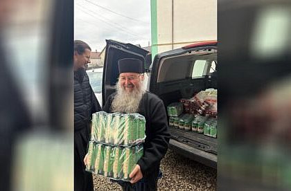 Aproape 1000 de varstnici singuri si familii defavorizate au primit pachete de Paste din partea Arhiepiscopiei Sucevei si Radautilor