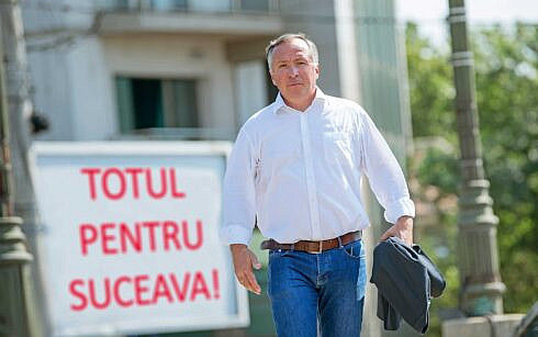 Asfalt pe strazile Prieteniei si Aurora din Burdujeni Viceprimarul Cusnir Aceste strazi au fost neglijate in ultimii 20 de ani Le vom finaliza pana la sfarsitul lunii mai si ne vom muta in Cuza 3