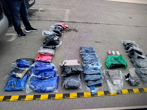 Audi incarcat cu haine si parfumuri contrafacute interceptat pe DN17 la Pojorata Marfa in valoare de 20000 de lei a fost confiscata