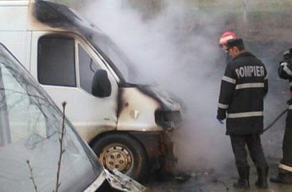Autoutilitara unui resitean a ars la Salcea