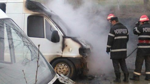 Autoutilitara unui resitean a ars la Salcea