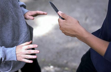 Barbat din Preutesti injunghiat in propria curte Agresorul a fost arestat
