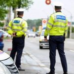 Barbat din Vadu Moldovei prins conducand o autoutilitaria cu placi de inmatriculare false