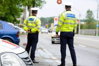 Barbat din Vadu Moldovei prins conducand o autoutilitaria cu placi de inmatriculare false