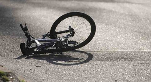 Biciclista de 70 de ani lovita de un sofer neatent la Radauti